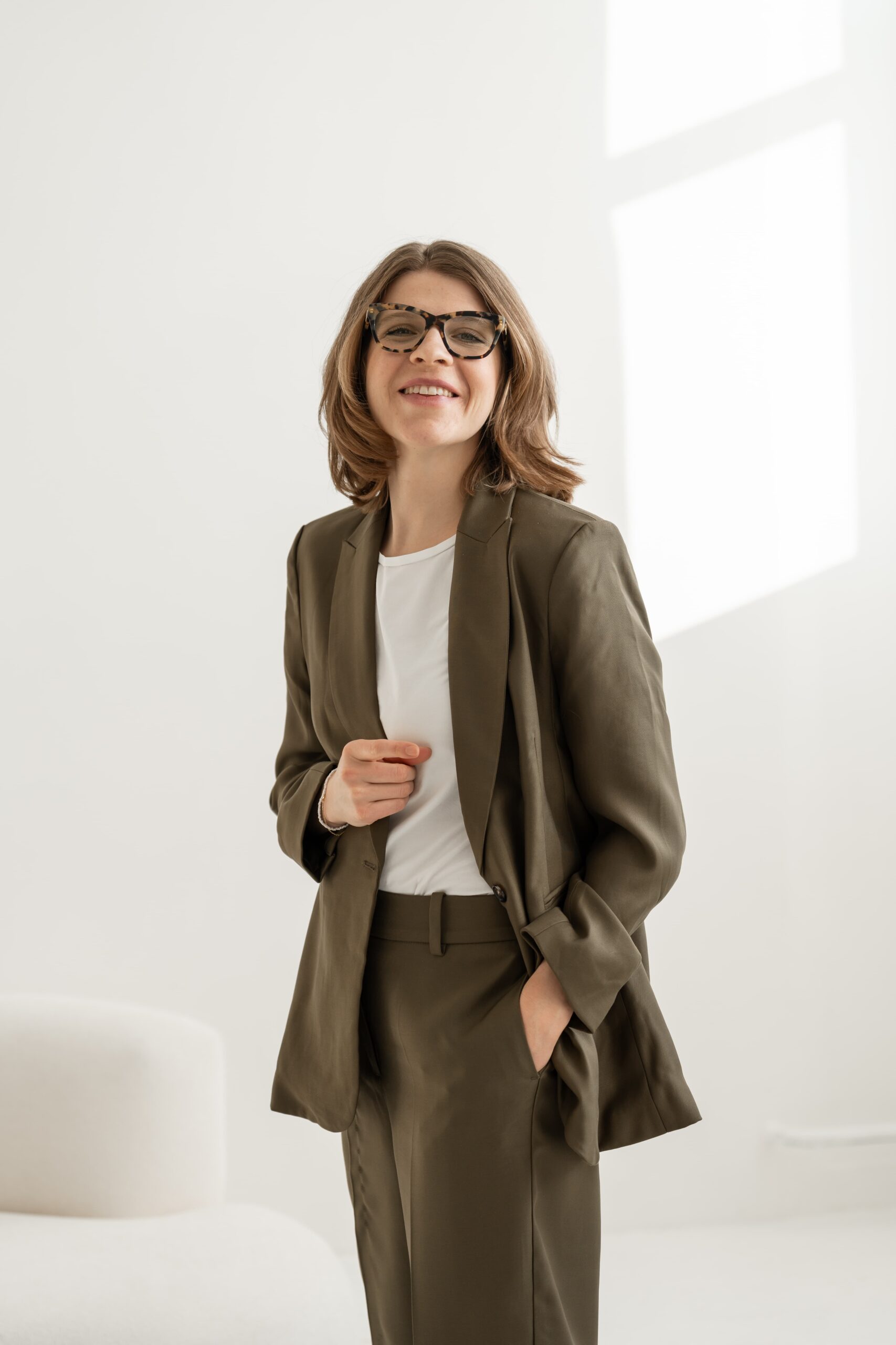 lacourage-brand-design-studio-erstgespraech-small LaCourage Brand Design Studio, Ersgespräch, Laura stehend im grünen Blazer