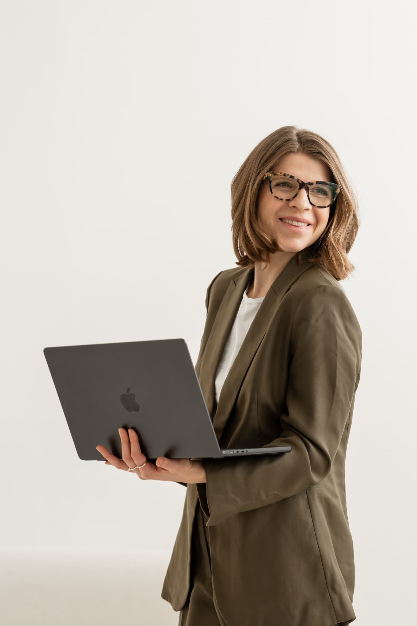 lacourage-branding-fuer-frauen-small LaCourage, Branding für Frauen, Laura stehend mit Laptop in der Hand