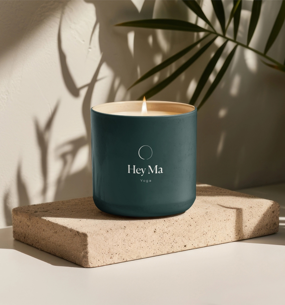 lacourage-branding-hey-ma-kerze LaCourage, Branding-Beispiel, Mockup mit Kerze von Hey Ma Yoga
