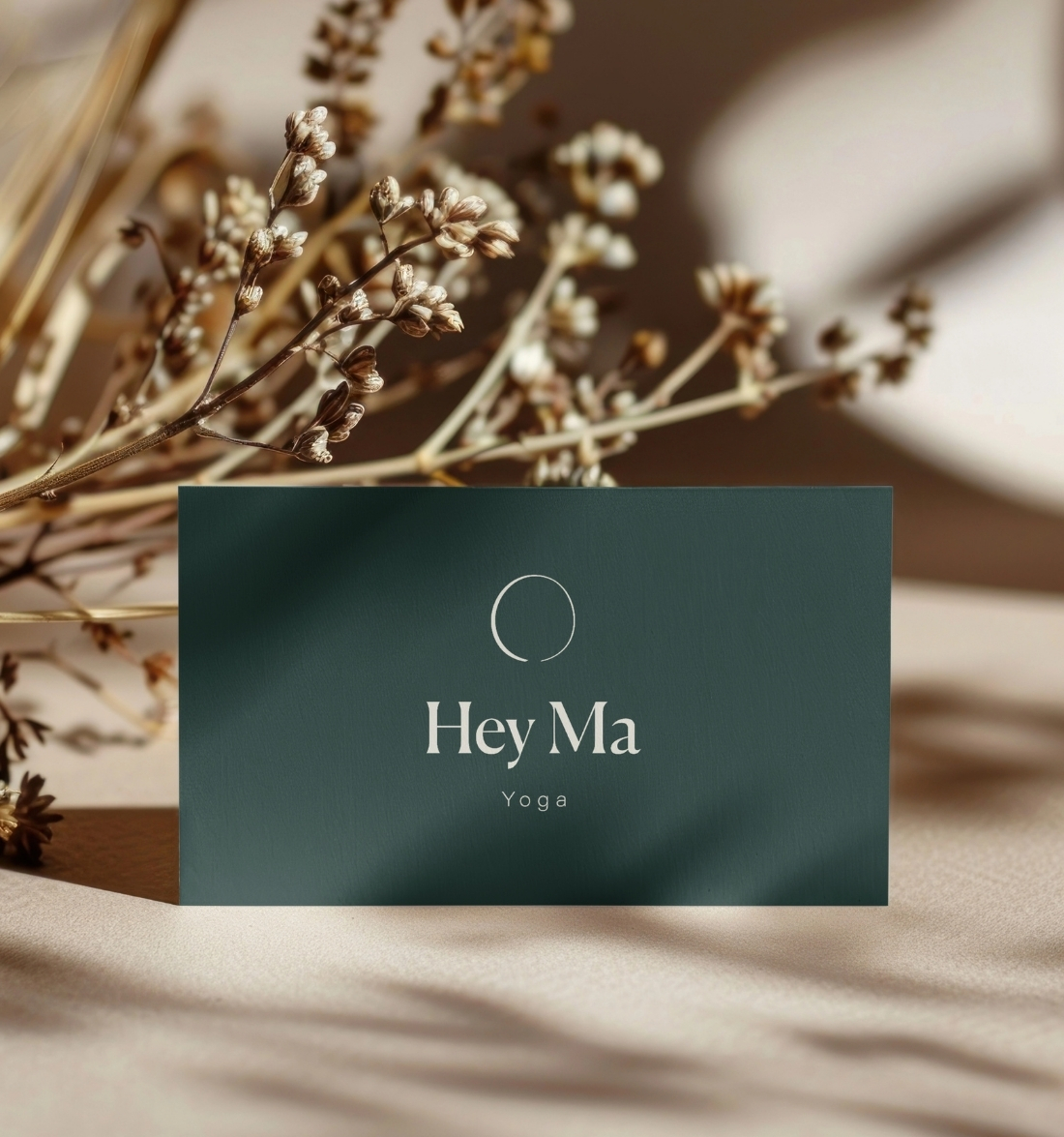 lacourage-branding-hey-ma-yoga-visitenkarte LaCourage Branding-Beispiel, Mockup mit der Visitenkarte von Hey Ma Yoga