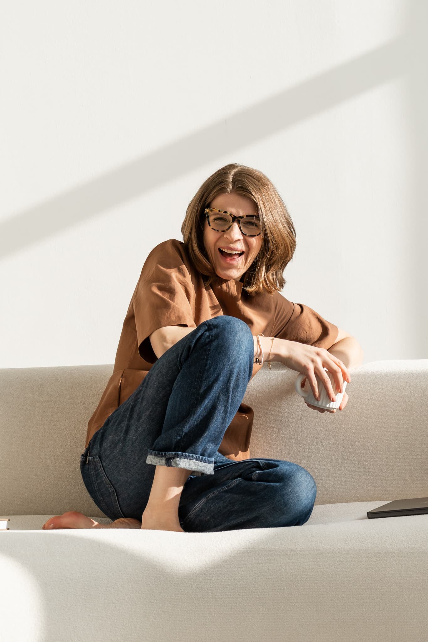 lacourage-branding-prozess-markenauftritt-small LaCourage, Branding-Prozess, Markenauftritt, Laura sitzend auf dem Sofa mit einer Tasse Kaffee in der Hand