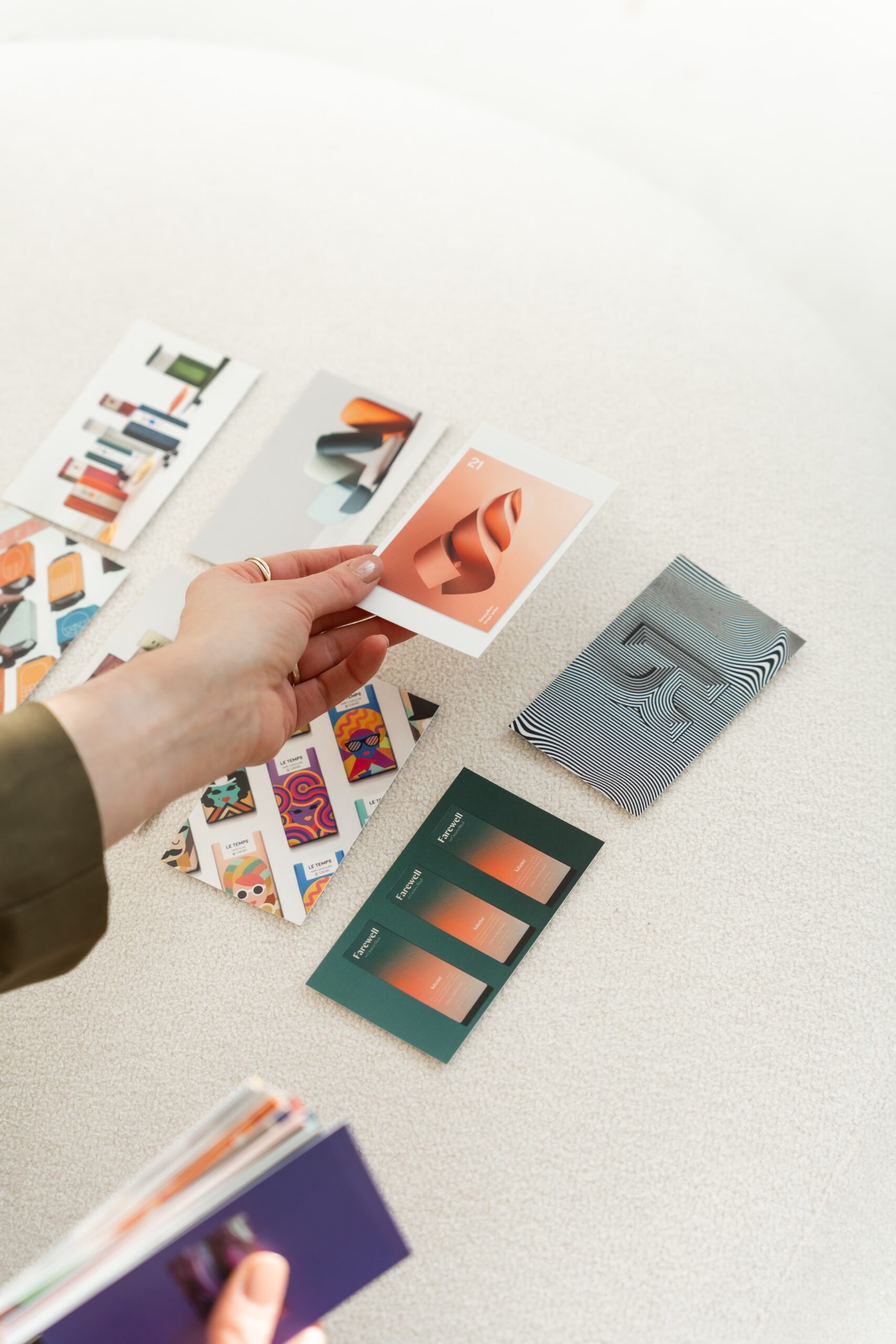 lacourage-branding-prozess-small LaCourage, Branding-Prozess, Markenauftritt, Laura hält Design-Karten in der Hand